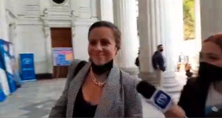 Teresa Marinovic llegando al ex Congreso