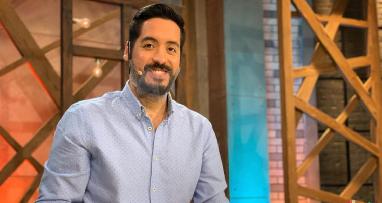 El periodista de Aquí Somos Todos, Matías Vera, en el set del programa