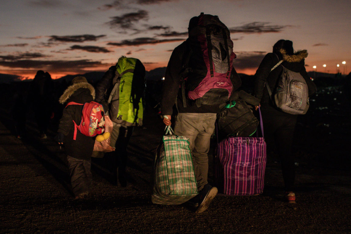 Migrantes cruzan ilegalmente hacia Chile al amparo de la noche