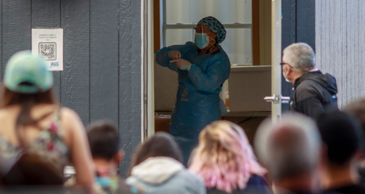 Minsal pide “paciencia y empatía” para privilegiar testeo a personas con síntomas