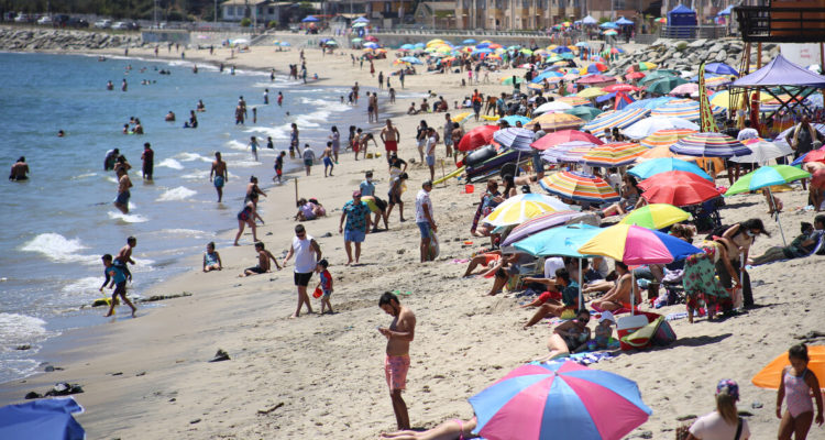 Playa llena mientras Minsal reporta casi 25 mil contagios nuevos