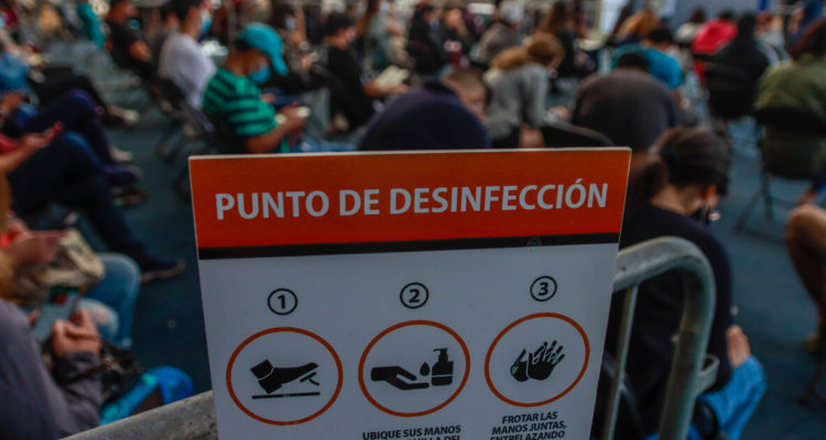 Personas esperando test PCR ante posible contagio covid