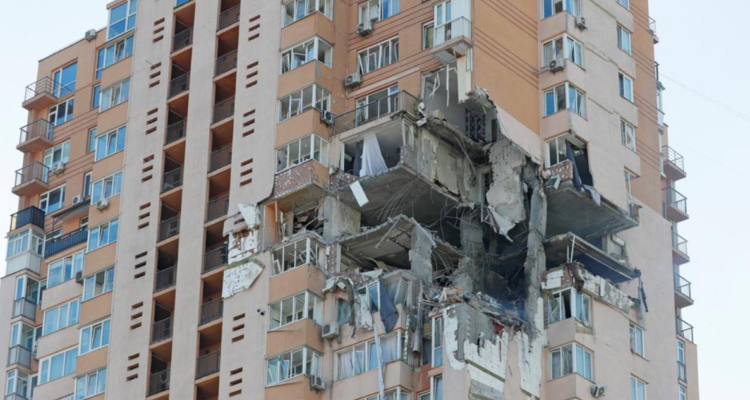 Edificio bombardeado en Kiev, Ucrania.