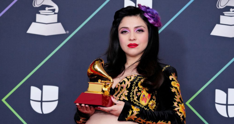 Mon Laferte y su hijo