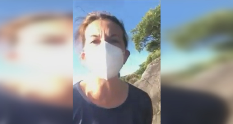 Mujer amenaza con sacar con arma a turista de playa en Puerto Montt.