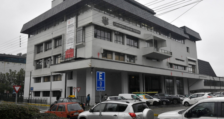 Guardias de seguridad se manifiestan a las afueras de la Municipalidad de Valdivia