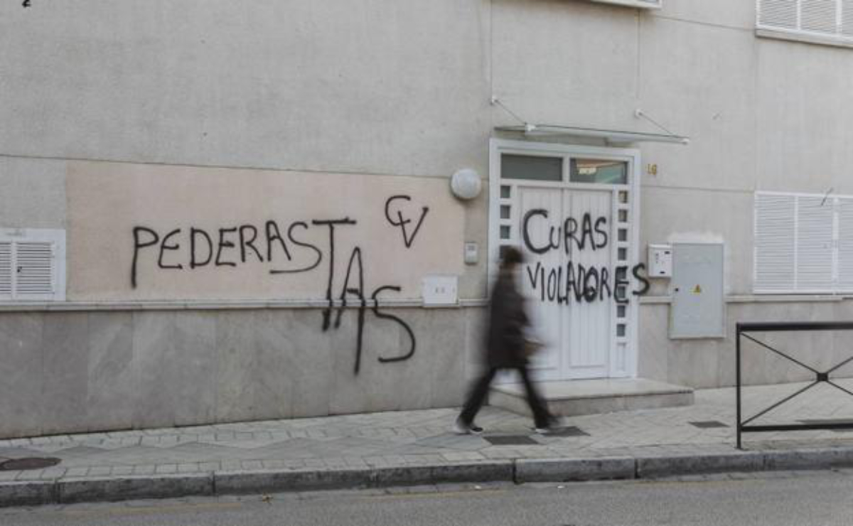 Un mural en las calles español deja ver el repudio social por las denuncias en contra de curas abusadores.