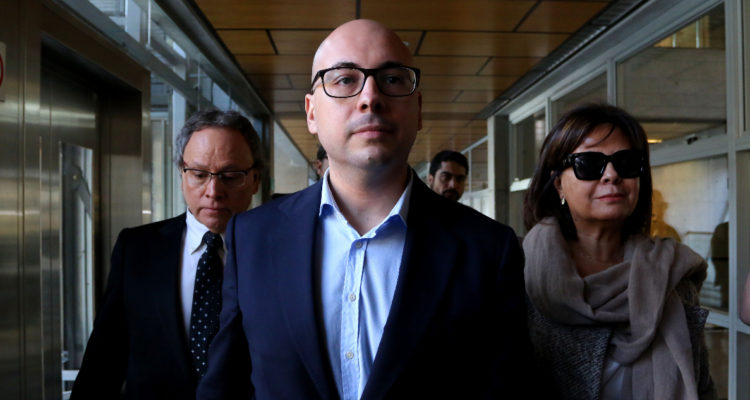 El cineasta Nicolás López caminando por los pasillos del octavo juzgado de garantía de Santiago, donde fue formalizado.