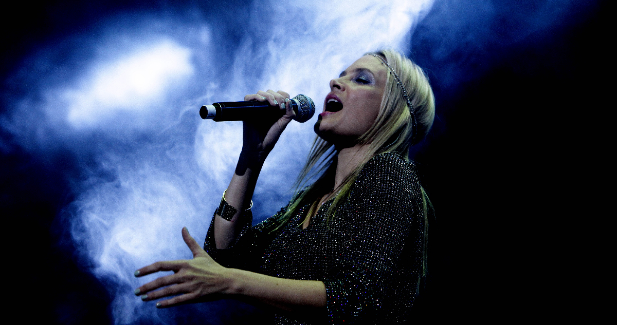 La cantante chilena Nicole cantando en uno de sus conciertos. La artista será la nueva integrante del jurado en Rojo.