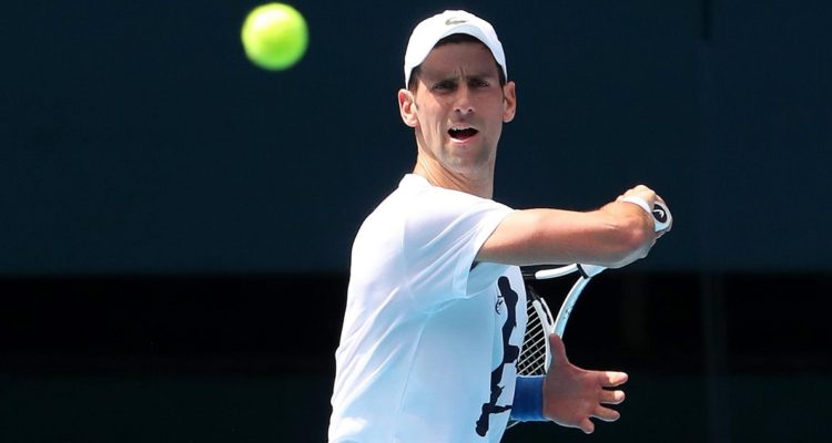 Novak Djokovic analiza vacunarse tras éxito de Nadal en Australia
