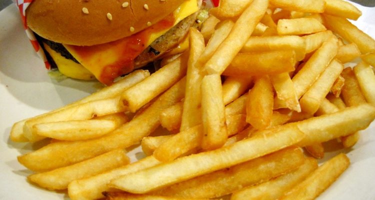 Cadenas de comida comienzan a alertar escasez de papas fritas en algunas partes del mundo
