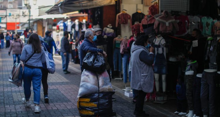 Hombre se enfrenta a delincuentes