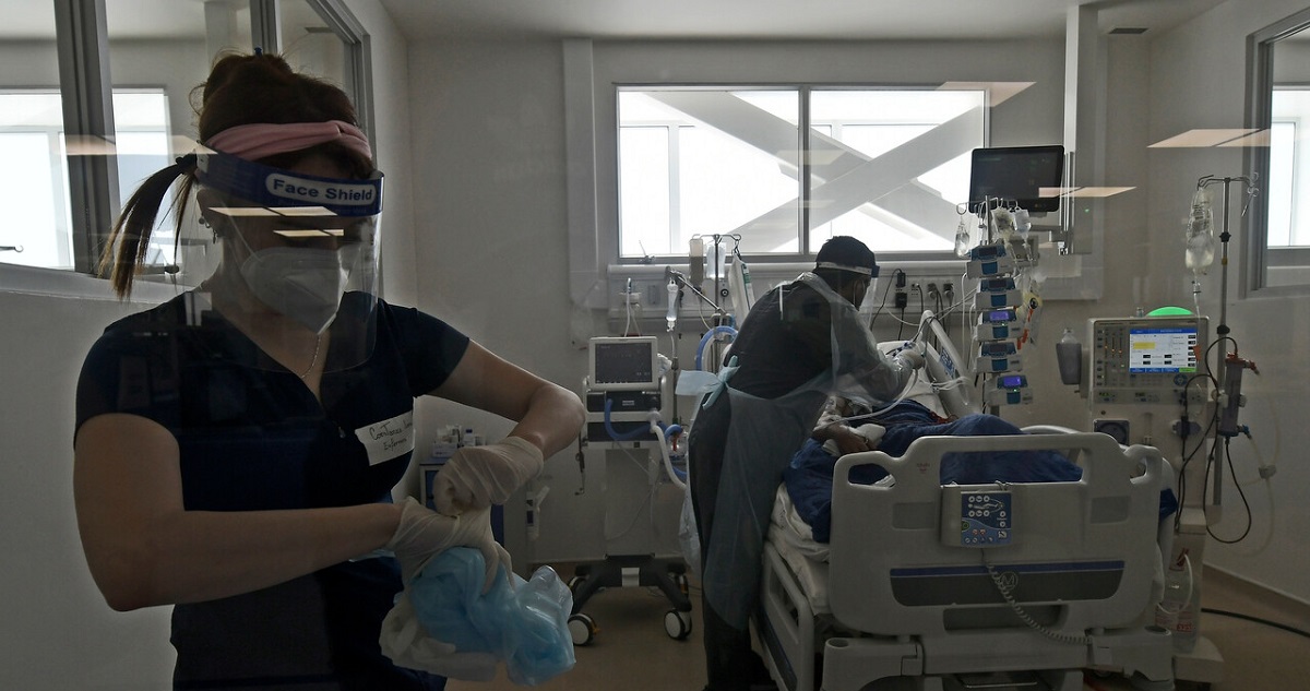 Personal sanitario en una unidad covid-19.