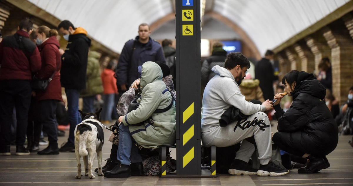 personas se refugian en el metro de kiev