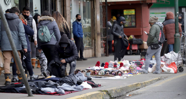 Presidente Piñera promulga ley que sanciona el comercio ilegal: “Son verdaderas mafias”