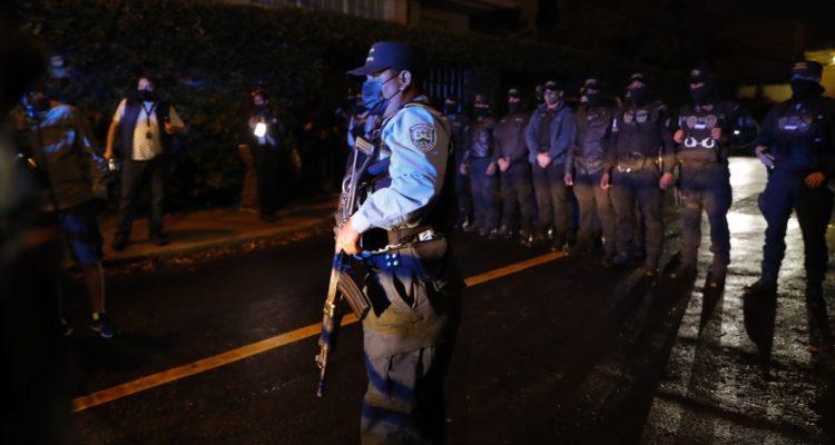 Agentes policiales rodean la residencia del expresidente hondureño Juan Orlando Hernández, en Tegucigalpa (Honduras).