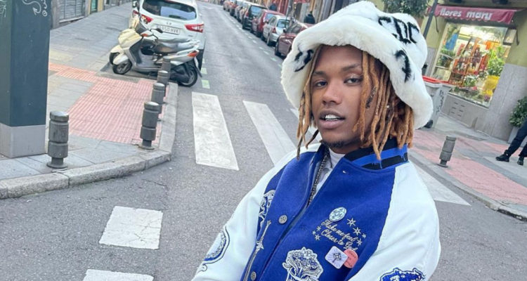 El cantante urbano Polimá WestCoast posando en medio de la calle.