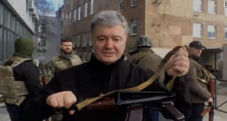 Con una AK-47 en la mano: expresidente ucraniano Poroshenko calificó a Putin de “loco” y “malvado”