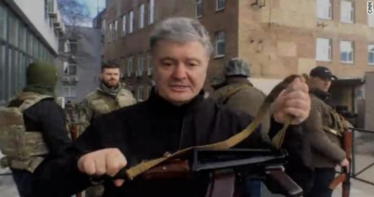 Con una AK-47 en la mano: expresidente ucraniano Poroshenko calificó a Putin de “loco” y “malvado”
