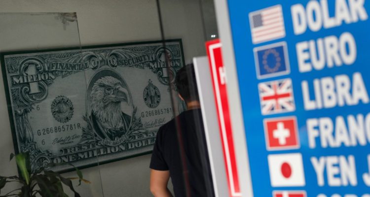 Precio del Dólar sigue con marcada tendencia a la baja y tocando los $800