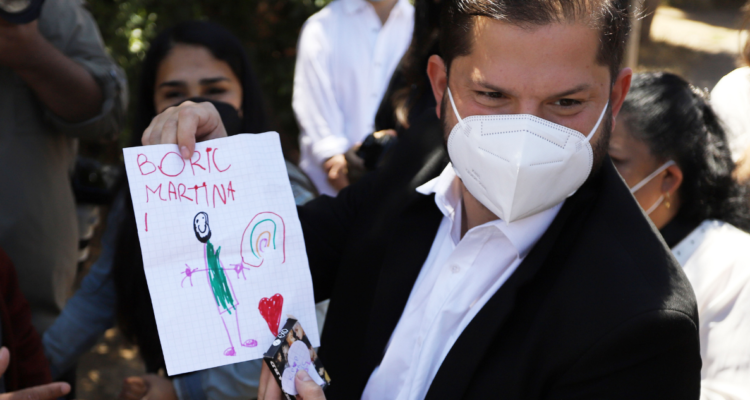 presidente boric y las niñas y niños