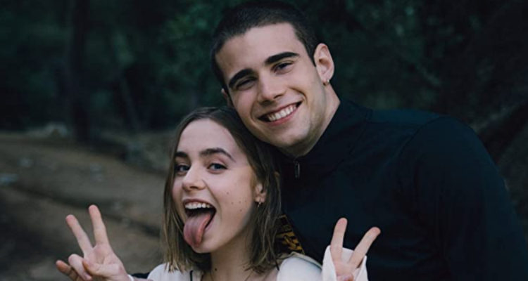 En la foto se ve a Clara Galle y Julio Peña, protagonistas de A Través de Mi Ventana, riendo en cámara.