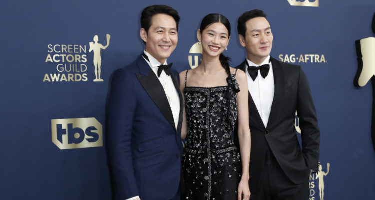 En la foto salen los protagonistas de El Juego del Calamar Lee Jung-jae, Hoyeon Jung y Park Hae-soo en la alfombra roja de los premios SAG.
