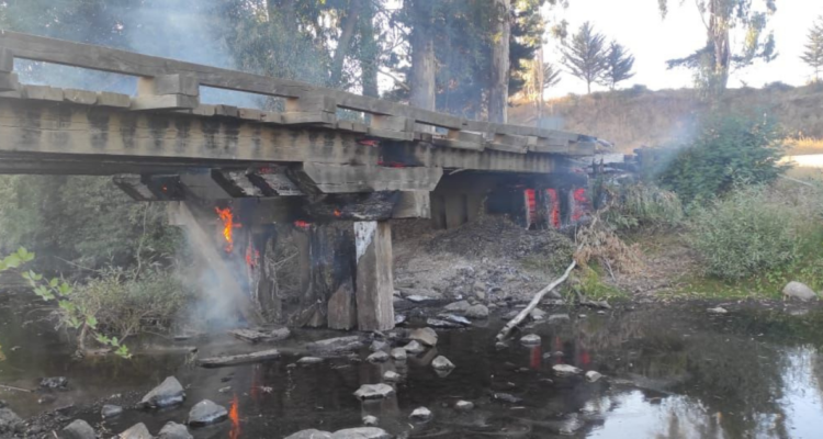 Puente quemado tras ataque incendiario en Victoria.