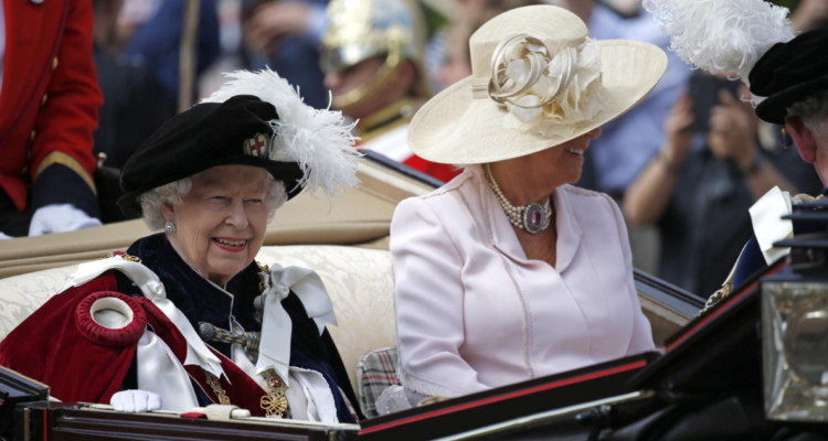 Reina Isabel II, junto a Camila, duquesa de Cornualles, en un carruaje durante una ceremonia en Windsor