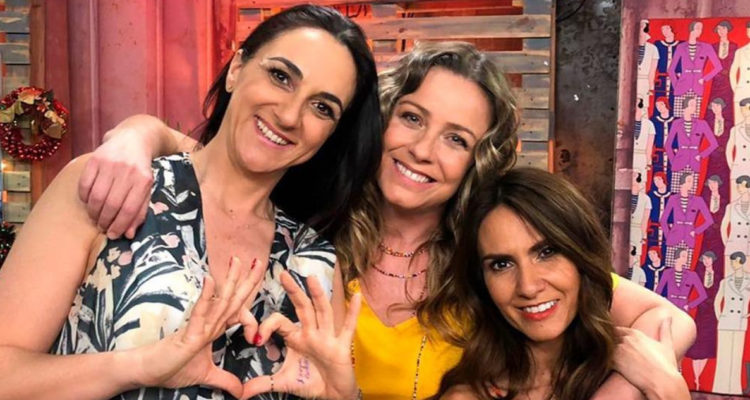 Renata Bravo, Claudia Conserva y Yazmín Vásquez abrazadas en el set de Milf.