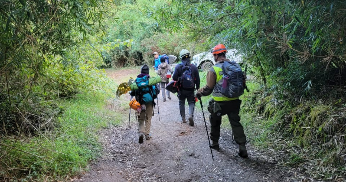 Rescatan a mujeres que pasaron la noche en el volcán Puyehue.