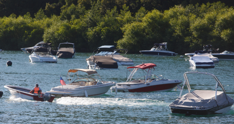 Vehículos motorizados en lagos