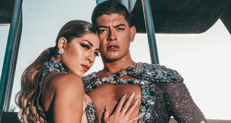 La pareja de bailarines Ricardo Vega y Karen Forcano abrazados mientras posan para la foto.