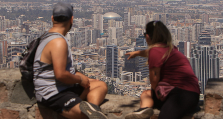 Imagen de una pareja observando Santiago desde las alturas