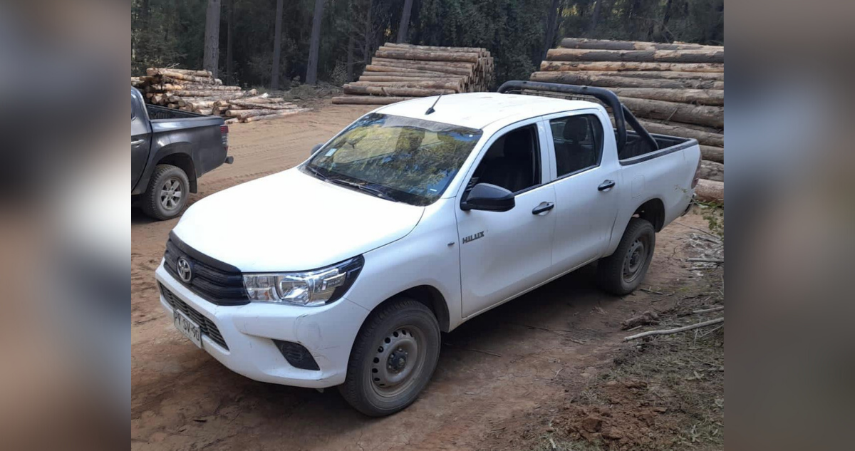 Camioneta Hilux blanca marca Toyota robada en Curanilahue