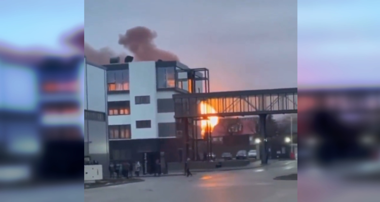 Bombardeo contra un aeropuerto cerca de Kiev.