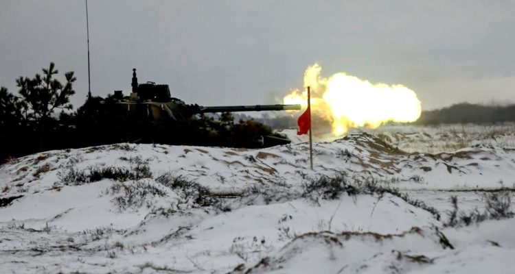 Un tanque ruso disparando durante los “juegos de guerra” en Bielorrusia.