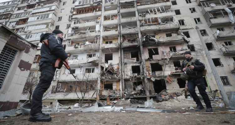 Un edificio residencial que sufrió severos daños durante la madrugada.