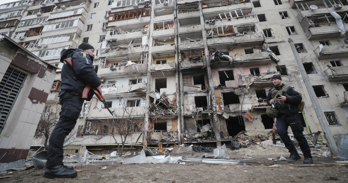 Un edificio residencial que sufrió severos daños durante la madrugada.