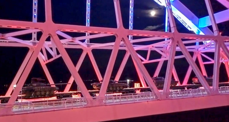 Rusia afirma que retiró más convoyes militares de Crimea en medio de tensiones por Ucrania