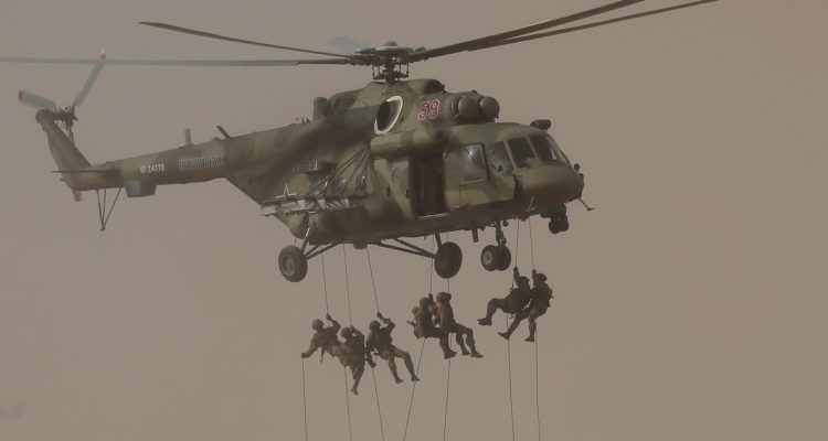 Soldados rusos participan de ejercicios militares.