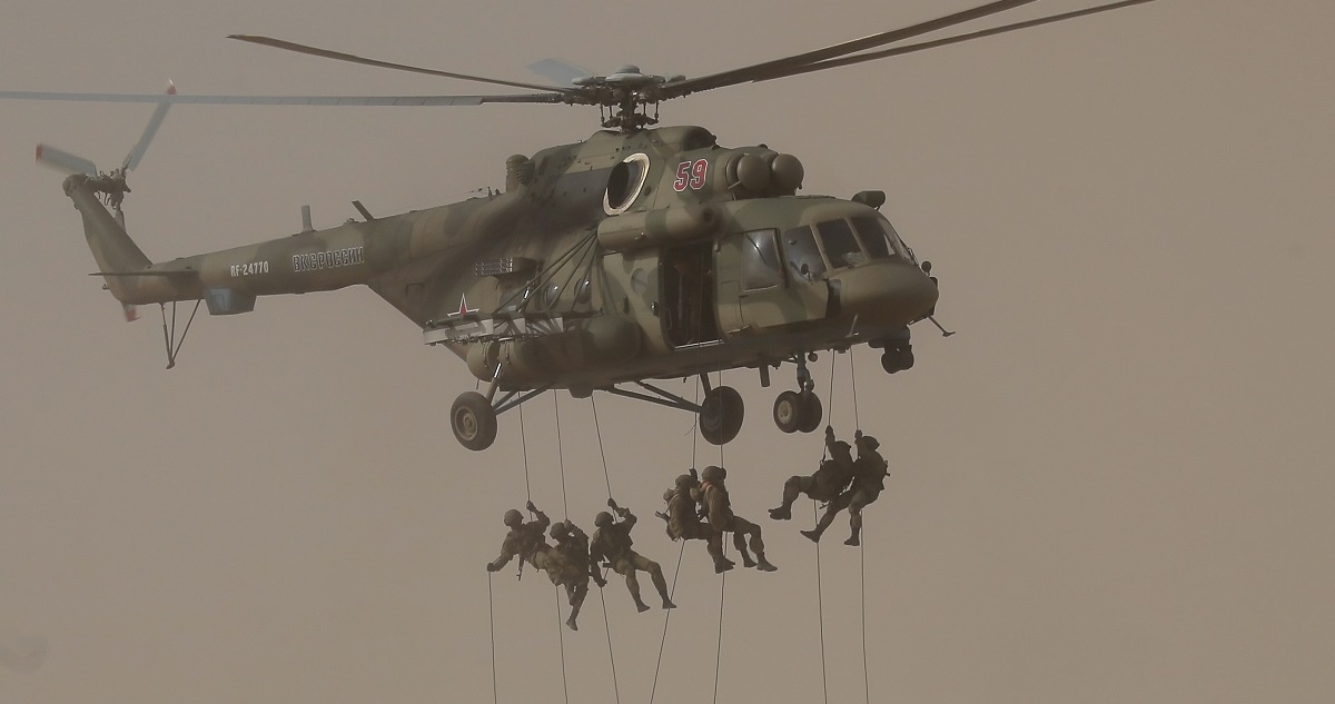 Soldados rusos participan de ejercicios militares.
