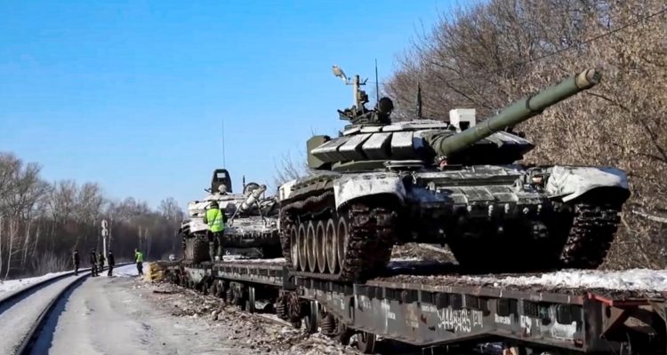 Tanques rusos siendo transportados.