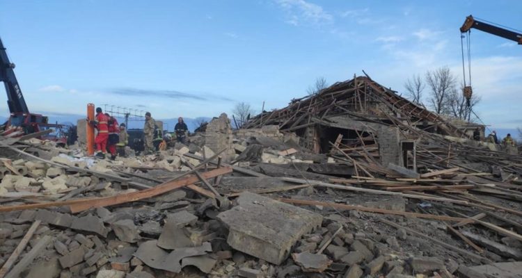 Ruinas dejadas por un ataque ruso contra una base militar en Ucrania.