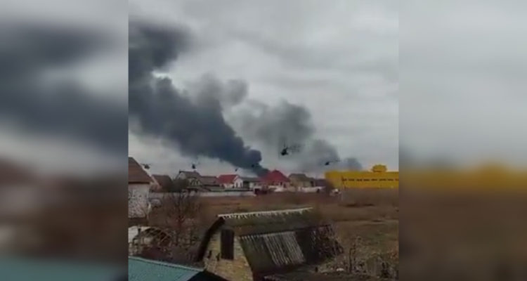 Helicópteros atacando un aeródromo cerca de Kiev.