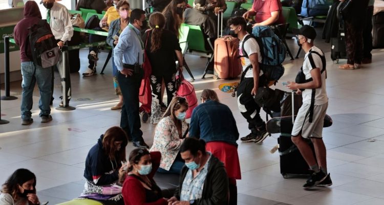 ¿Se puede viajar en fase 2?: Las restricciones del Plan Paso a Paso