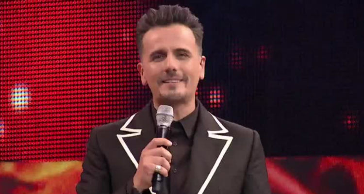 El periodista Sergio Lagos presentando el episodio más reciente de Aquí se Baila.