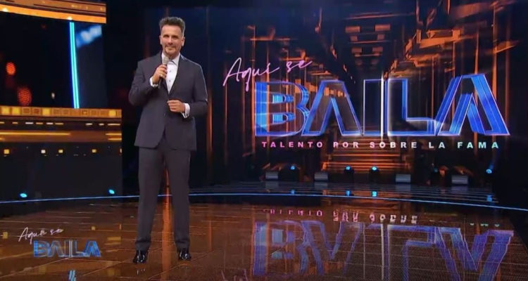 El conductor de Aquí se Baila, Sergio Lagos, en el escenario del programa.