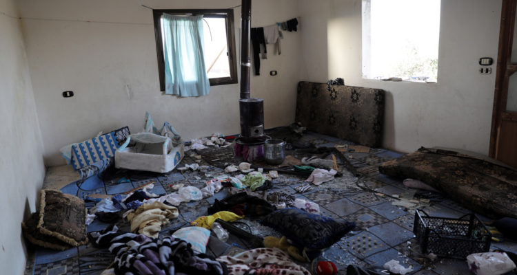 Interior de la residencia atacada, con colchones, comida, y artículos de hogar desparramados por el piso.
