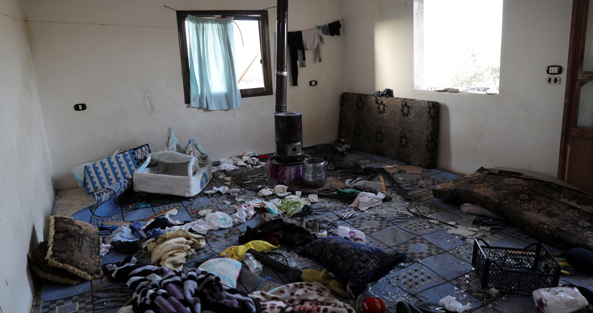 Interior de la residencia atacada, con colchones, comida, y artículos de hogar desparramados por el piso.